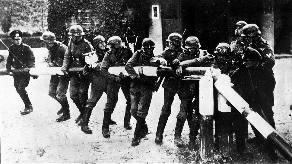 Сентябрь 1939-го, немецкие солдаты ломают шлагбаум на германско-польской границе -- с этого, по сути, и началась Вторая мировая война