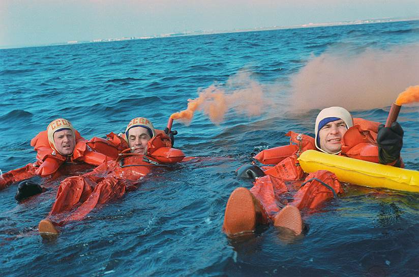 Тренировка на выживание на море (слева направо: Игорь Волк, Владимир Соловьев, Леонид Кизим)