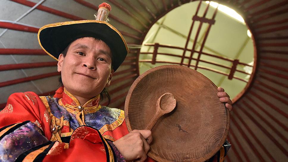 Представители коренных народов на фестивалях РГО всегда настоящие. Они специально приезжают в Москву представлять свою национальную культуру 