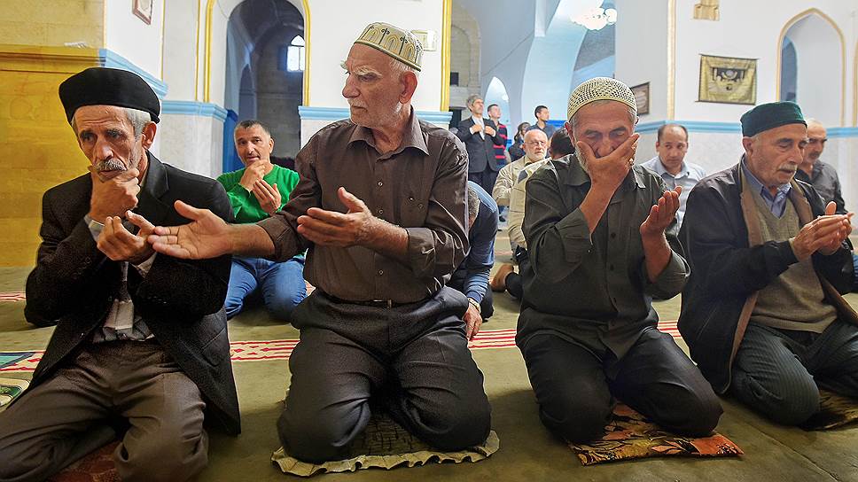 Молитва объединяет. В мечети Дербента 
