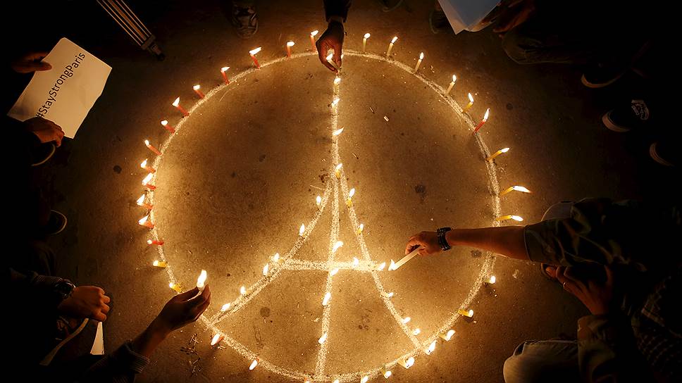 &quot;Будь сильным, Париж&quot; — в знак солидарности с Францией свечи зажигают по всему миру 