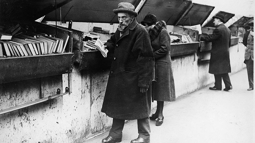 Торговле книгами на набережных Сены — века. Парижский букинист (торговец &quot;букенами&quot; — старыми книгами), фото 1920 года 
