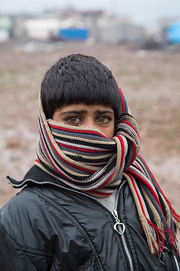 Мальчик-беженец в палаточном лагере под Африном. Зимой солярка и дрова очень дороги, а тепло — роскошь 
