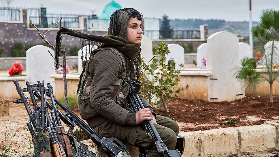 Курдский боец на похоронах товарищей, погибших во время теракта в городе Африн, который совершил смертник ИГ 
