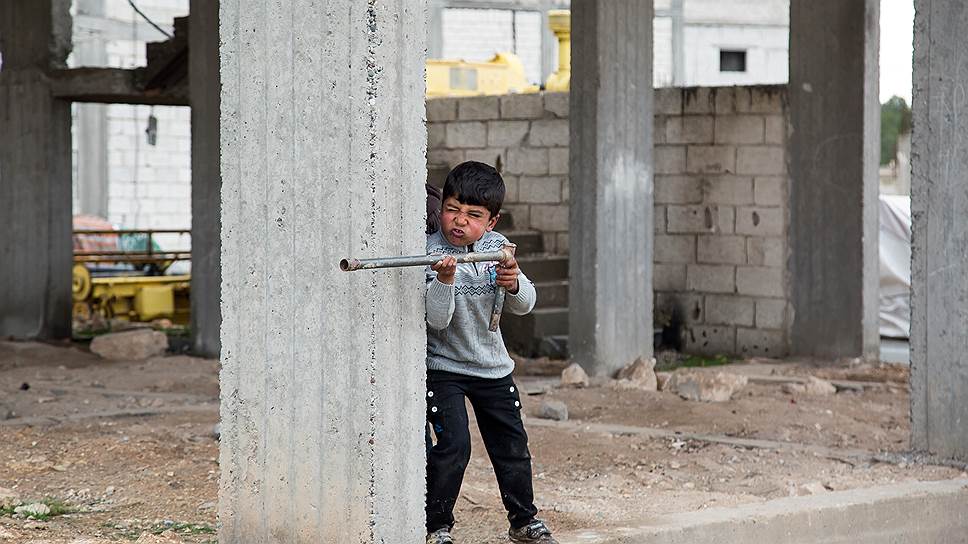 На улицах Кобани курдские дети играют в войну. Проигрывают всегда исламисты