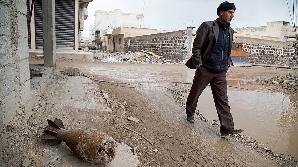 Сражение за Кобани шло пять месяцев. Неразорвавшихся снарядов столько, что их не замечают 
