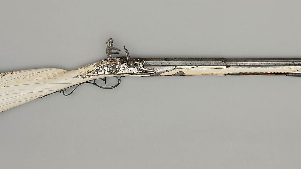 Охотничье ружье (1790) и офицерский револьвер (1864)