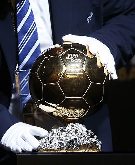 &quot;Золотой мяч&quot;, которым ФИФА награждает лучшего футболиста года, выиграл Месси. Вот только остались ли в самой ФИФА незапятнанные чиновники, которые могут его вручать?