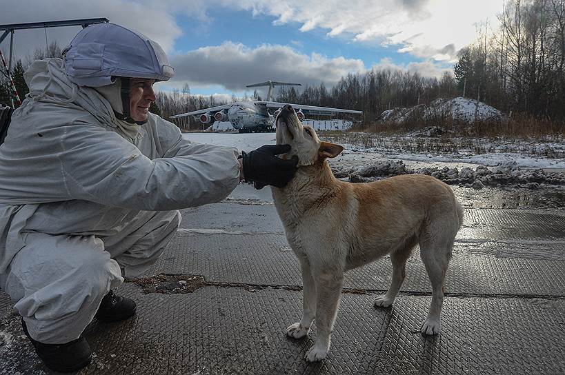 Сосредоточенность и концентрация — важные качества для десантника. Когда учения закончились, можно и расслабиться  
