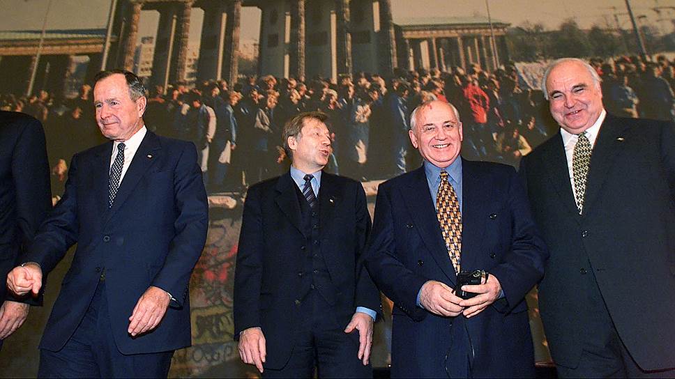 Для немцев Горбачев навсегда останется великим политиком — без его участия не состоялось бы объединение Германии. Канцлер Коль (первый справа) не раз признавался в этом публично