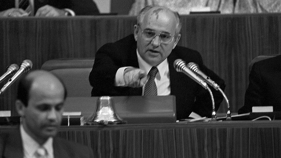 1990-й, ХХVIII съезд КПСС. Горбачеву договариваться с партийным аппаратом становилось с каждым годом сложнее — номенклатура реформ не принимала