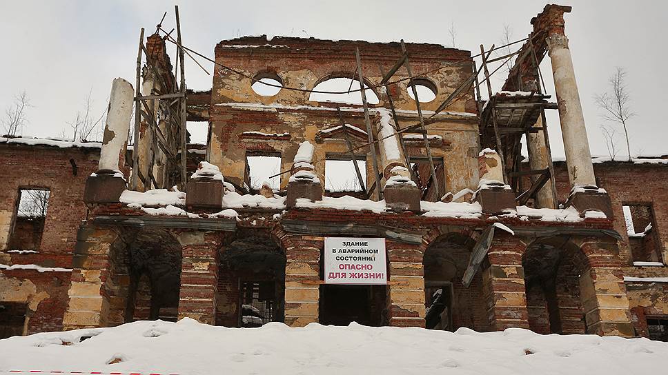 Противоаварийные работы в Ропше: демонтаж рухнувших частей дворца, заложенного Петром I в XVIII веке, в январе 2015-го вели при помощи экскаватора