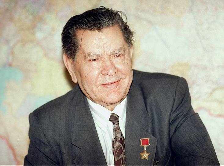 Маресьев прожил долгую жизнь и умер в день празднования своего 85-летия в 2001 году 
