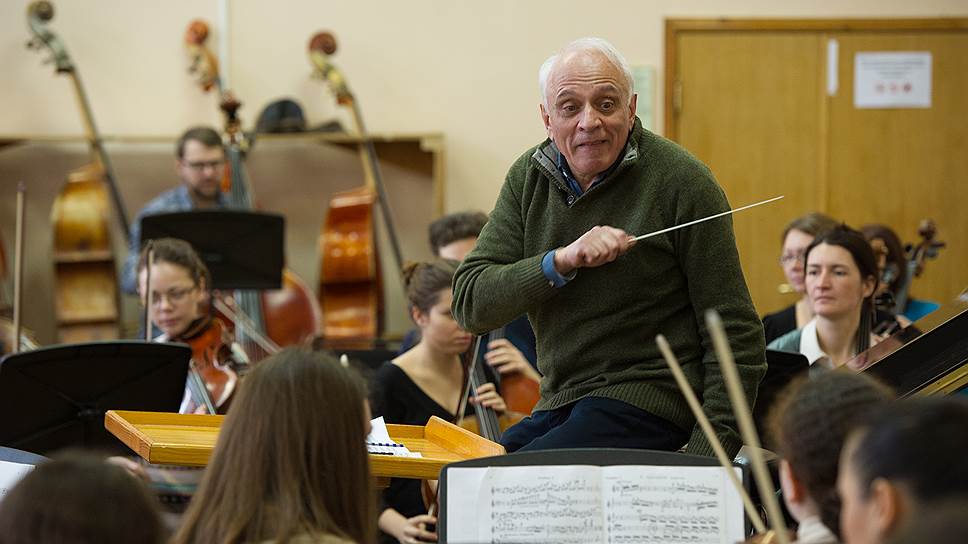 Руководитель оркестра консерватории Анатолий Левин считает, что профессия оркестранта не легче, чем солиста 
