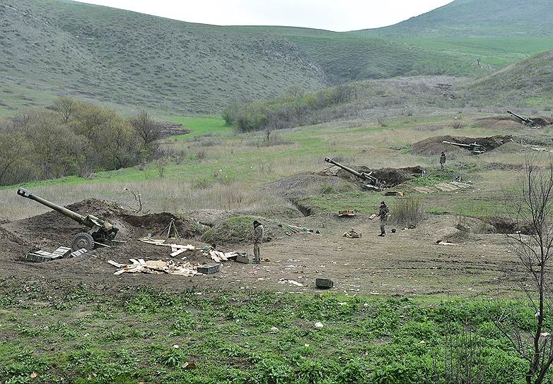 Военнослужащие армии Республики Нагорный Карабах на артиллерийской позиции