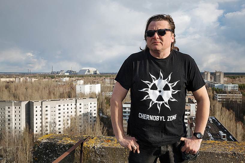 Сталкер Юрий Татарчук на крыше 16-этажного дома в Припяти