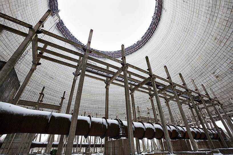 Вид изнутри недостроенной градирни третьей очереди Чернобыльской АЭС