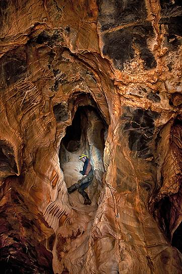 В Сибири немало многокилометровых пещер, куда до сих пор не ступала нога человека. На фото — Большая Охотничья пещера Прибайкалья, открытая лишь в 2006 году  
