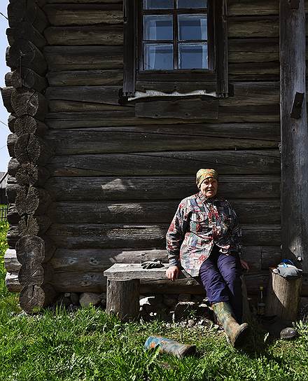 Анна Ивановна у своего родового дома 
