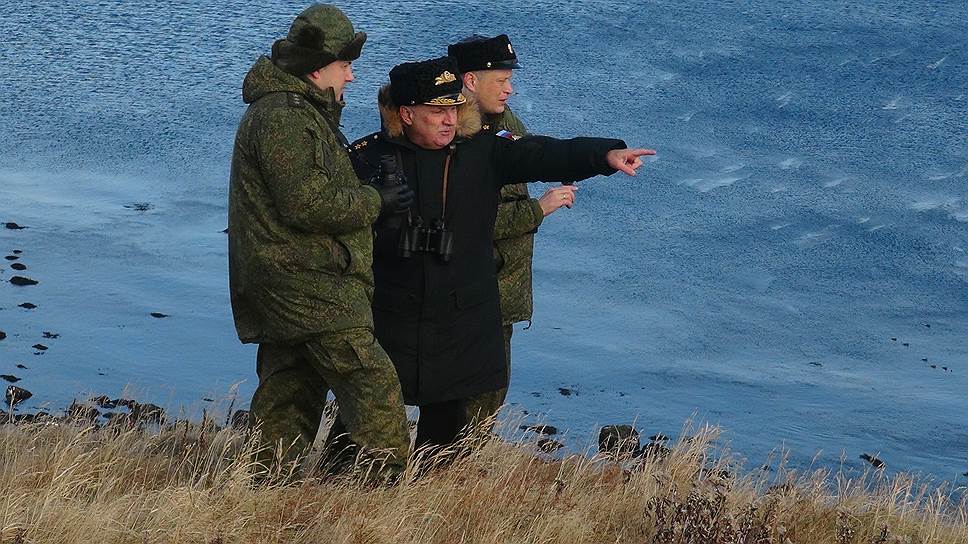 Командующий войсками Восточного военного округа генерал-полковник Сергей Суровикин (на переднем плане) и командующий Тихоокеанским флотом адмирал Сергей Авакянц за развертыванием экспедиции следили лично 
