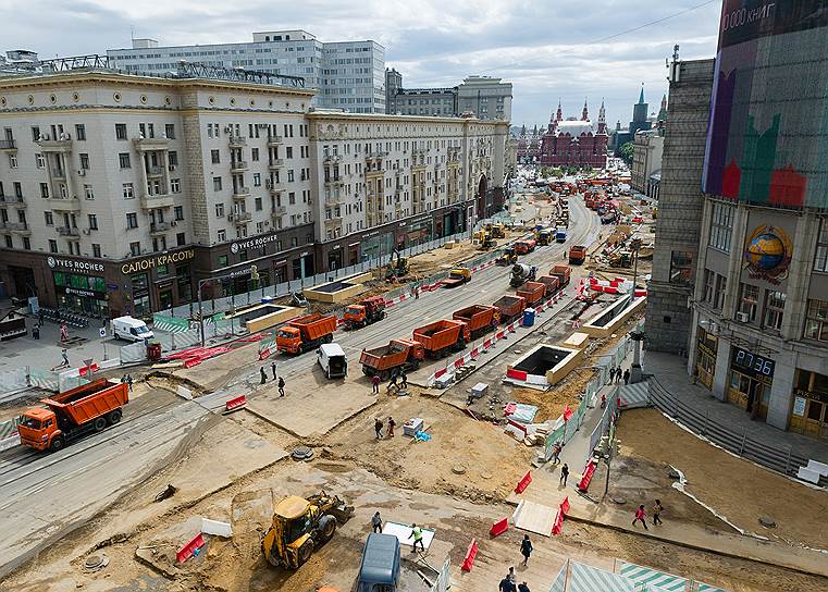 Путь для самосвалов пока свободен. Что будет с автомобилями на зауженной Тверской после реконструкции, пока непонятно 
