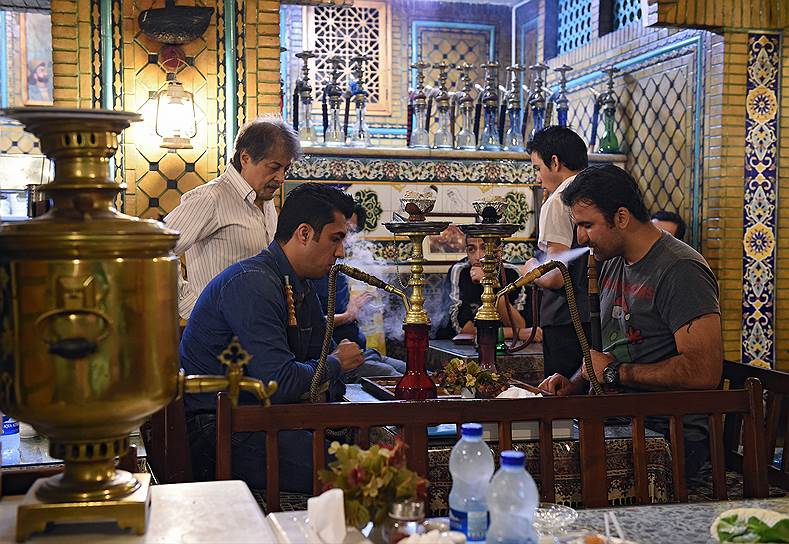 Кальян и нарды — мужские забавы в тегеранском кафе 
