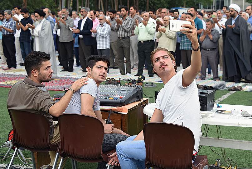 Во время намаза в Рамадан. Молодые люди на первом плане обеспечивают техническое сопровождение трансляции 
