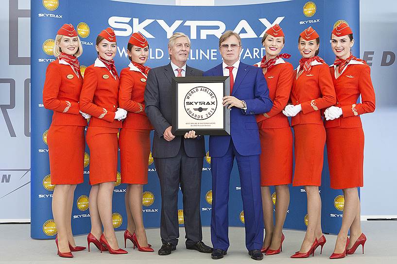 Виталий Савельев принял награду из рук главы Skytrax Эдварда Плейстеда  
