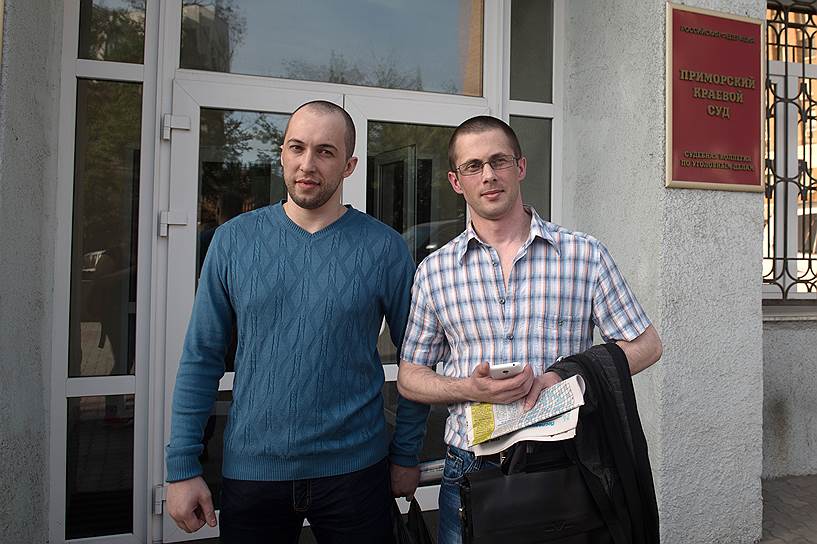 Вадим Ковтун (слева) и Алексей Никитин, освобожденные в зале суда после оправдательного вердикта присяжных. Они провели за решеткой 6 лет, но за это никто не ответит  
