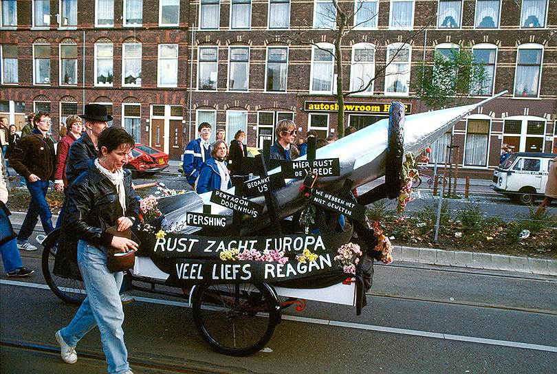 Нидерланды, 1983 год. Протесты против размещения американских &quot;Першингов&quot; и крылатых ракет получили в Западной Европе невиданный размах 
