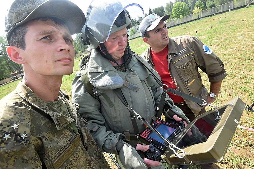 Военная техника проста в управлении: операторы учатся управлять саперным роботом за месяц 