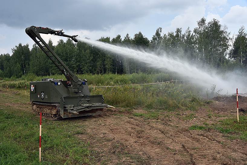 Пожарный робот &quot;Уран-14&quot; &quot;заряжен&quot; 2 тоннами воды. Главное его предназначение -- тушение пожаров на военных складах 