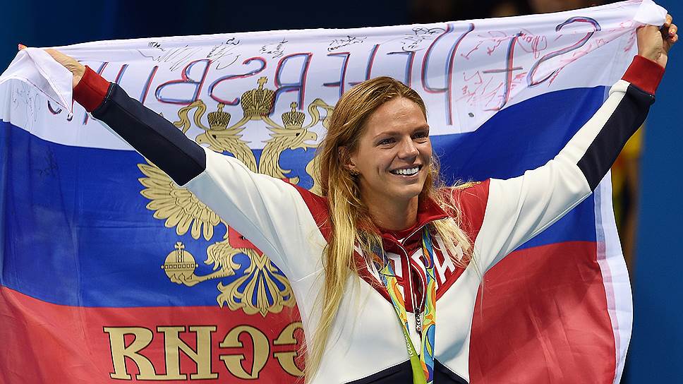 Юлия Ефимова празднует серебро на дистанции 100 метров брассом — первое из двух, добытых в Рио, несмотря на нервотрепку с допуском на Игры  