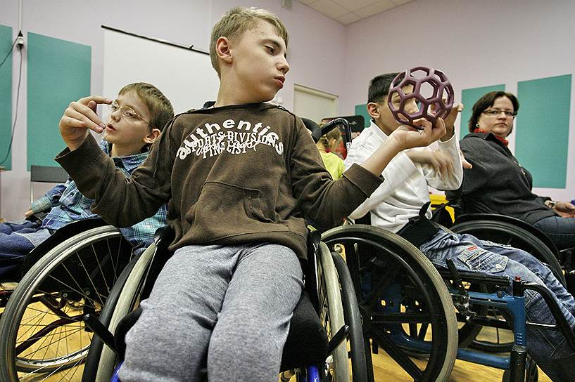 Дети-колясочники доказали, что вполне могут учиться в обычных школах 
