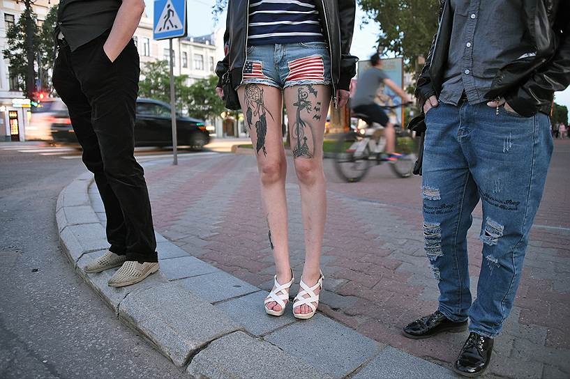 Мода на татуированные ноги (на фото), хипстерские кафе и мини-пигов уже докатилась до берегов Амура 
