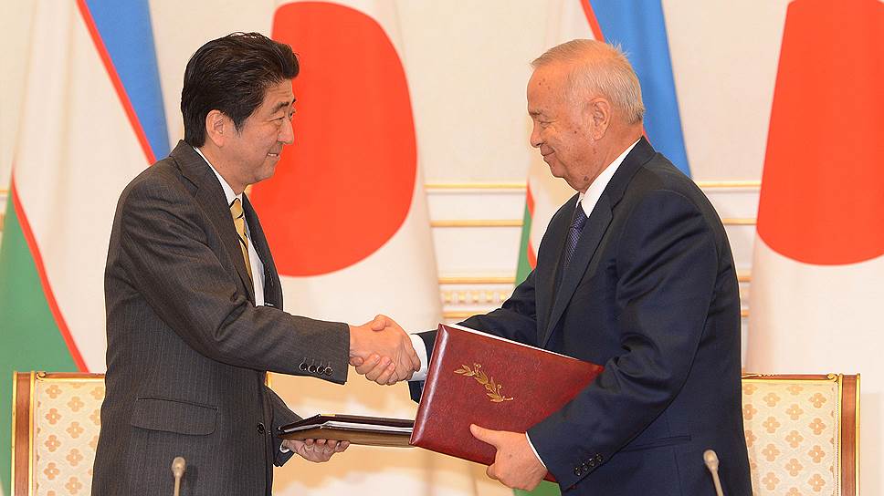 Токио подчеркнуто уважительно относился к Каримову. На фото премьер-министр Синдзо Абэ в Ташкенте в 2015-м  
