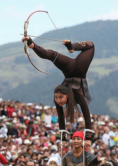 Пока это не вид спорта, а элемент шоу. Вероятно, потому что с киргизскими женщинами соревноваться попросту невозможно