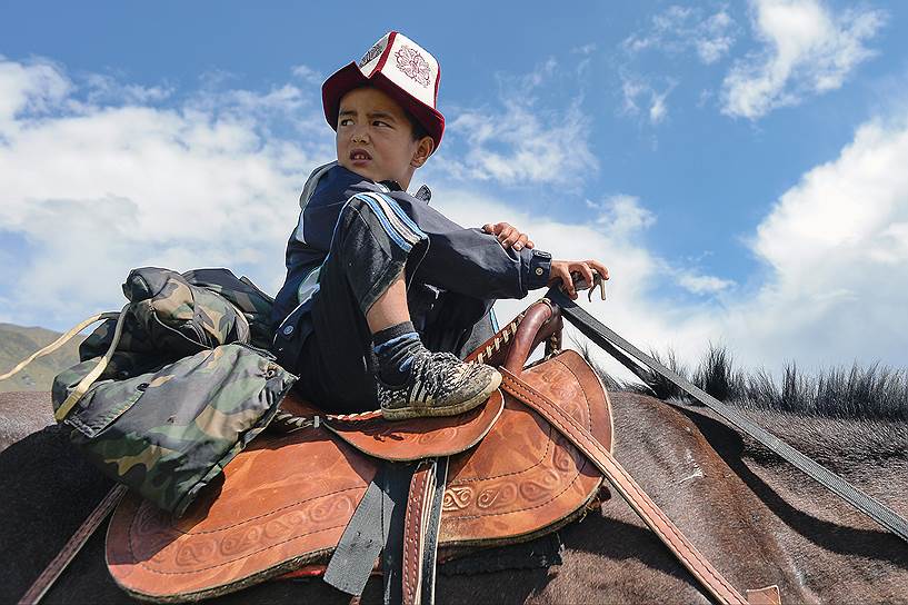 Киргизские дети обожают лошадей. И забираются в седло при первой возможности