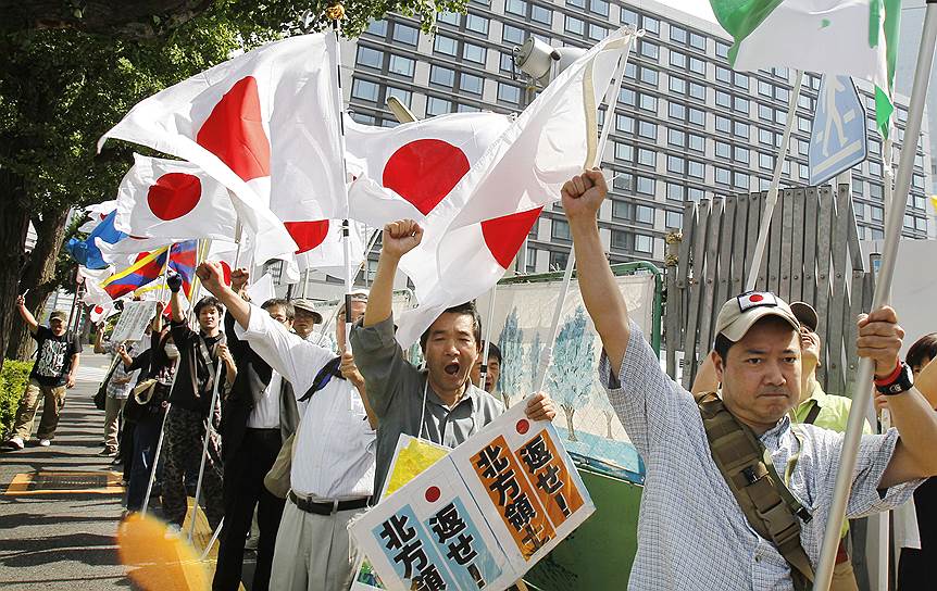 Демонстрации с требованием вернуть спорные острова -- рутинное мероприятие в Токио, как, впрочем, и ответные российские акции у японского посольства в Москве. Решению проблемы уличная активность не способствует 