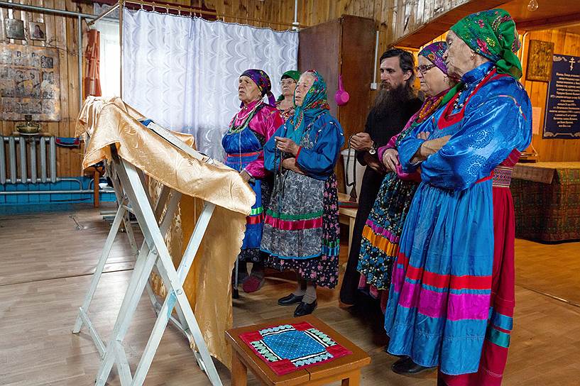 В церковь бабушки одеваются по-старому. Ведет службу отец Валерий из Русской древлеправославной церкви 