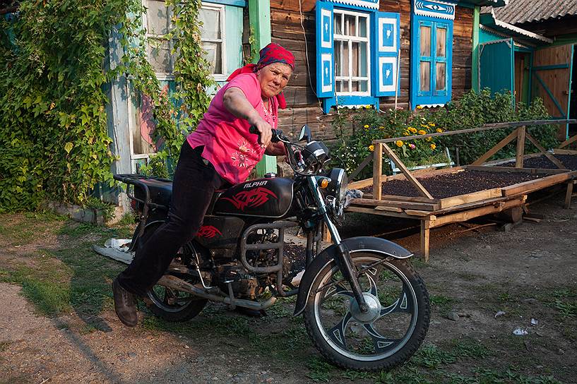 Лет 15 назад муж купил Софье Емельяновне Слепневой мотоцикл. Теперь по любым делам пенсионерка отправляется на двух колесах