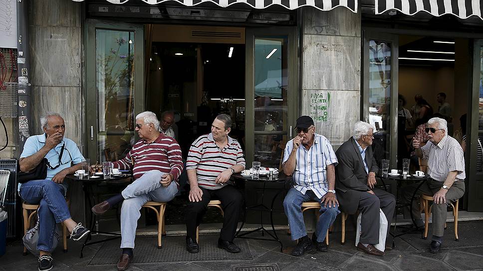 Обжить кризис. Пока премьер Ципрас обсуждает с ЕС порядок выплаты долга, греки ждут новостей в кафе 
