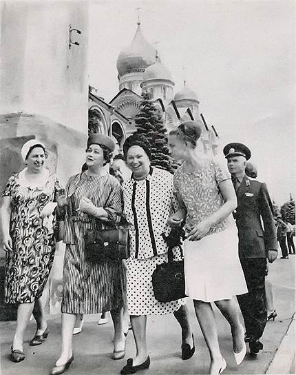Во время прогулки по Кремлю: Виктория Брежнева, Ивонна де Голль и Клавдия Косыгина с переводчицей 