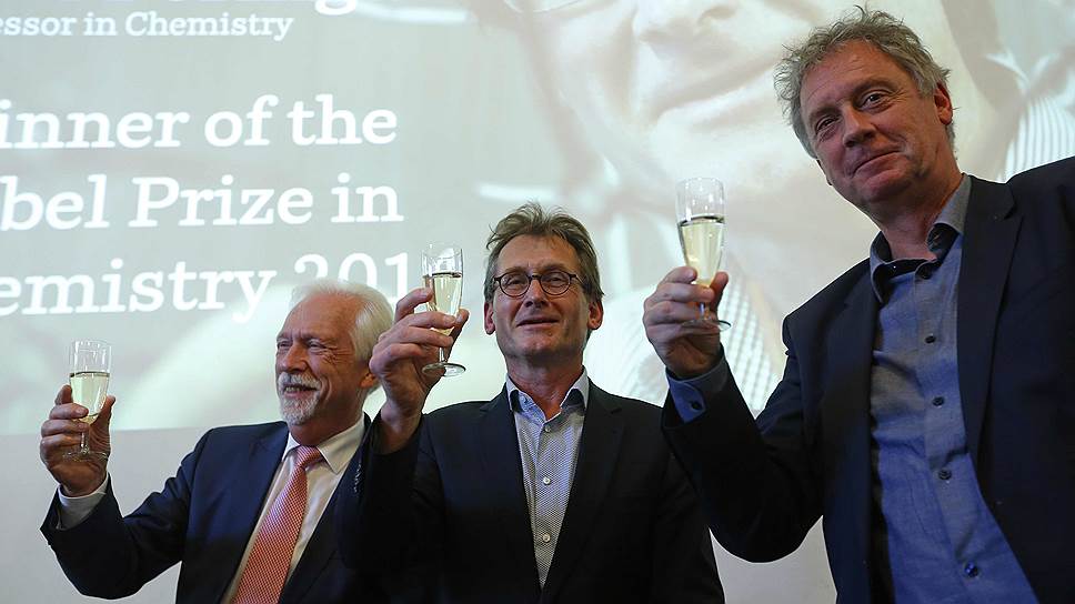 За Нобелевскую премию можно и шампанского выпить: на фото -- один из лауреатов премии по химии Бернард Феринга (в центре), вместе с ректором Университета Гронингена, где он работает, Элмером Стеркеном (справа) и президентом того же университета Сибрандом Поппемой  
