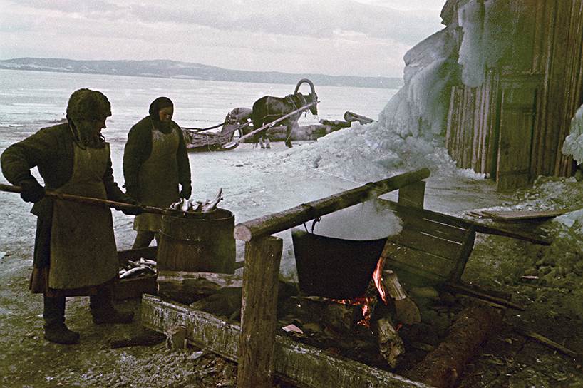 Заготавливали и коптили рыбу тут же на берегу, иногда оставались ночевать на морозе с уловом 
