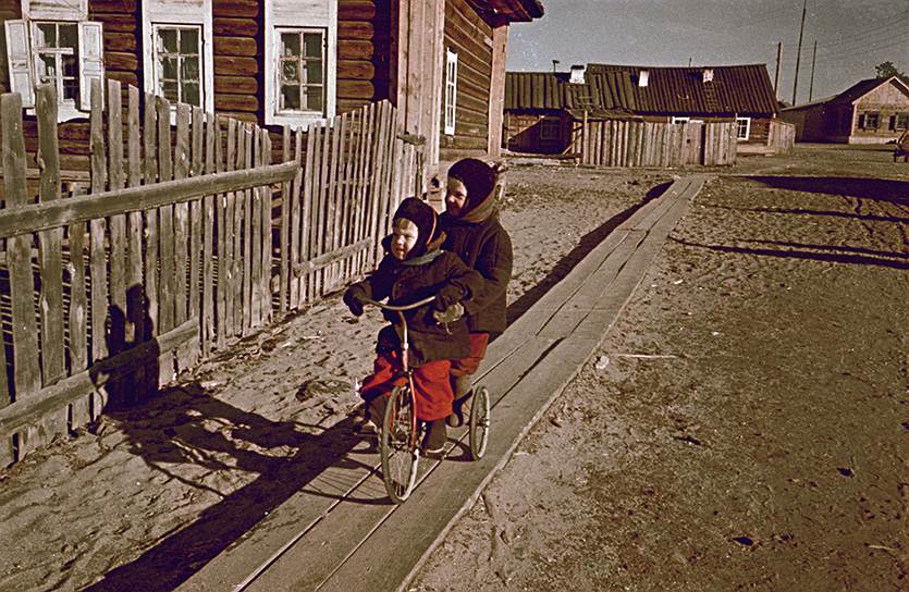 Советские дети перед фотокамерами смущались. А вот современные позируют с удовольствием