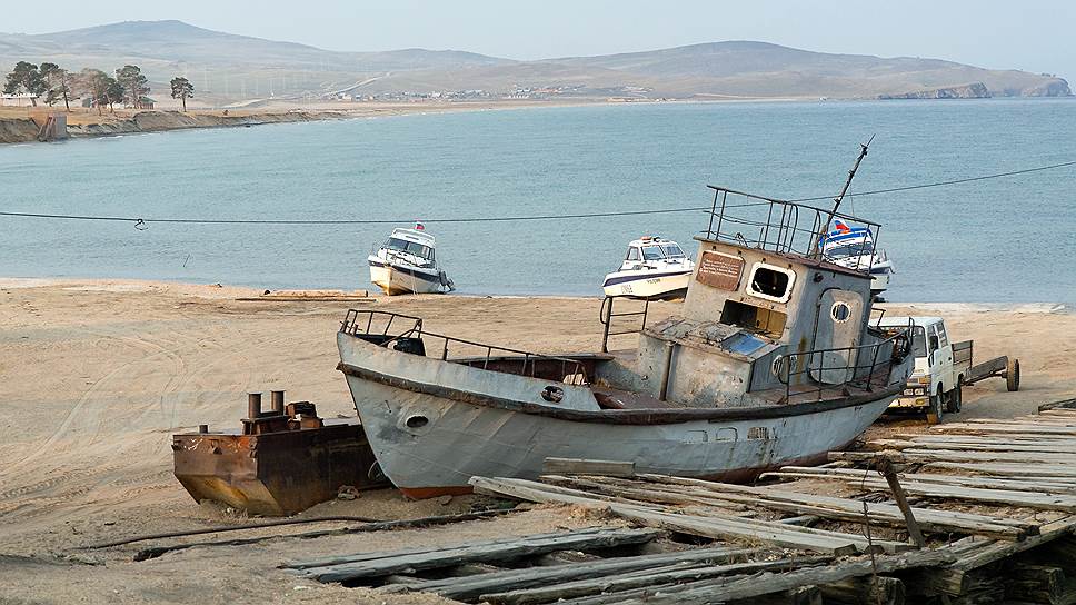 Флот Маломорского рыбзавода, некогда основа местной экономики, гниет на берегу, ожидая превращения в &quot;артобъект&quot; 
