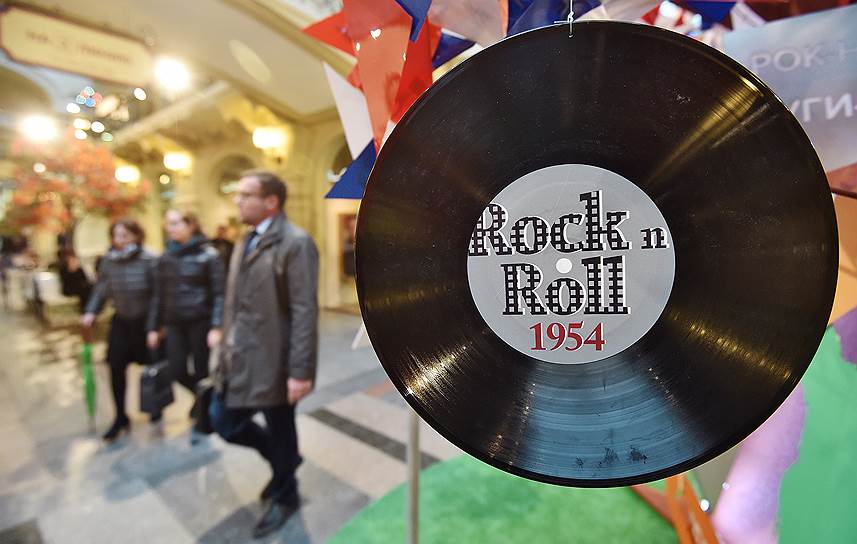В 1954 году мир впервые услышал культовую песню Rock Around the Clock Билла Хейли — и родилась мода на рок-н-ролл