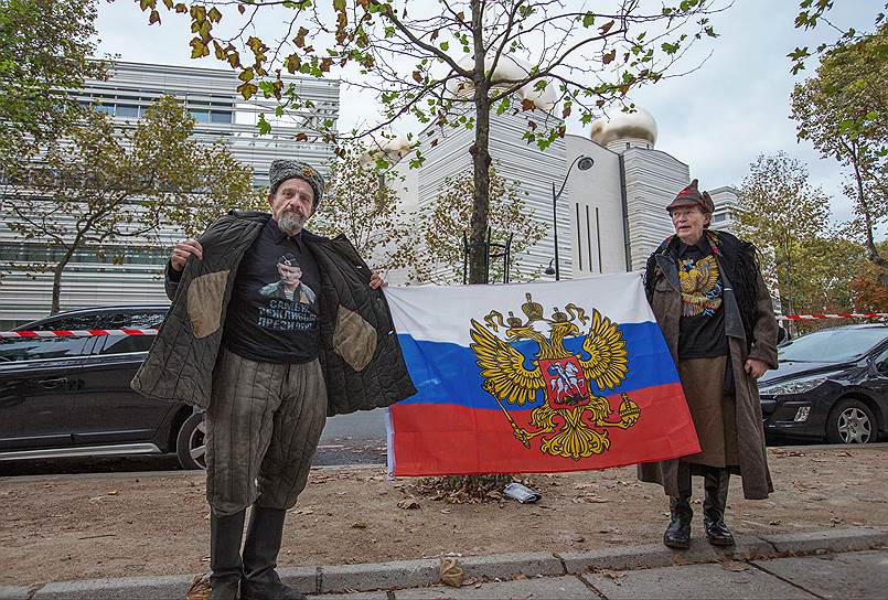 По случаю открытия центра сочувствующие парижане оделись по-русски. Но эмоции выражали вполне по-французски 