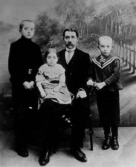 Николай Ильич Косыгин с детьми: Павлом, Марией, Алексеем (справа). 1911 
